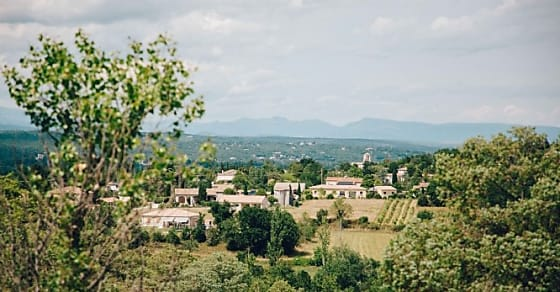 Emarketing_fr's tweet image. 🏘️ @pierrevacances_ cède des #terrains en vue de protéger la #biodiversité. L'idée a été de créer une réserve naturelle et de #sensibiliser les citoyens, notamment les #vacanciers.

urlz.fr/qeGt