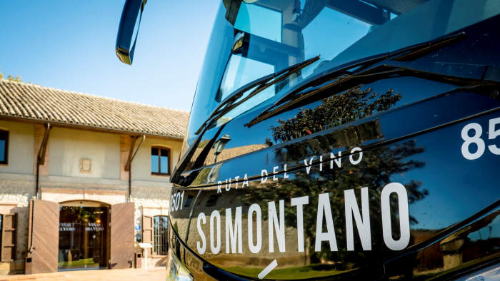 Disfruta de un picoteo en una bodega, un curso de cata, una visita guiada o incluso un baño en el Salinar de Naval: Bus del Vino Somontano 🚌
ow.ly/S5Vc50RcQ2o
#EnoturismoAragón