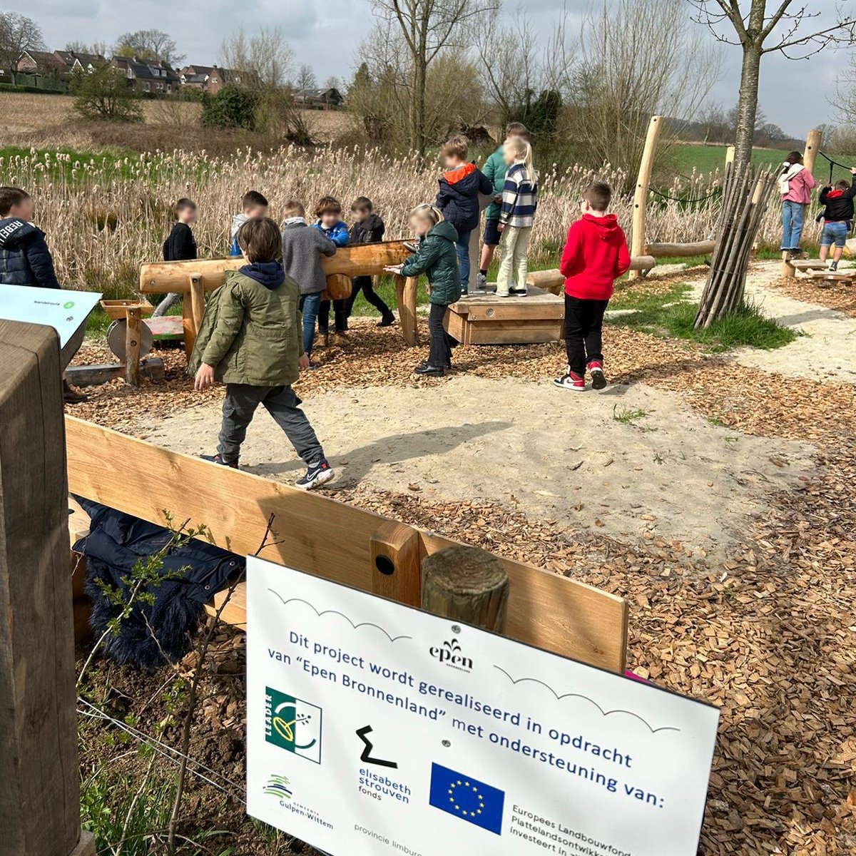 Het bronnengebied bij Epen is allerlei beleefelementen rijker. Voor kinderen zijn speelparcoursen aangelegd, wandelroutes zijn voorzien van informatieborden en wandelaars kunnen zelf de invloed van water ervaren. Lees meer: bit.ly/4aHeQn2