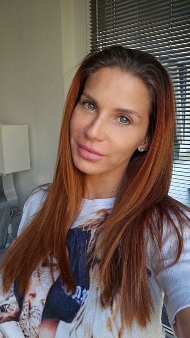 Guten Morgen ☀️aus meiner mittlerweile leeren Wohnung 🙈... Mehr Infos auf meinem Telegram Kanal... https://t<a href="/tag/friends"class="tags"><span>#friends</span></a><a href="/tag/bikini"class="tags"><span>#bikini</span></a><a href="/tag/beachday"class="tags"><span>#beachday</span></a>