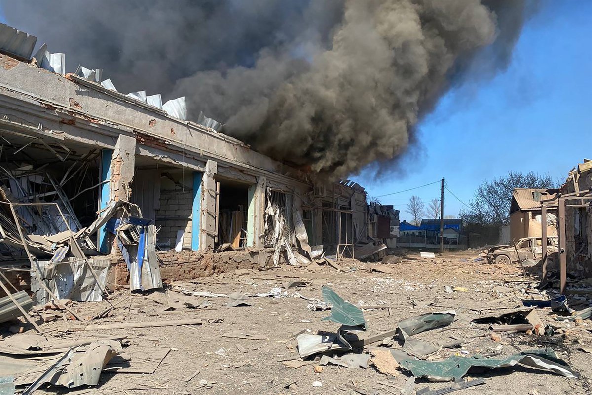Na een periode van relatieve rust nemen de bombardementen op Charkiv, in het oosten van het land, in aantal toe. Woonwijken en hulpverleners zijn doelwit. Hoe komt dat en wat wil Rusland met deze campagne bereiken? Om 13.30u met @3Bergen op @NPORadio1.