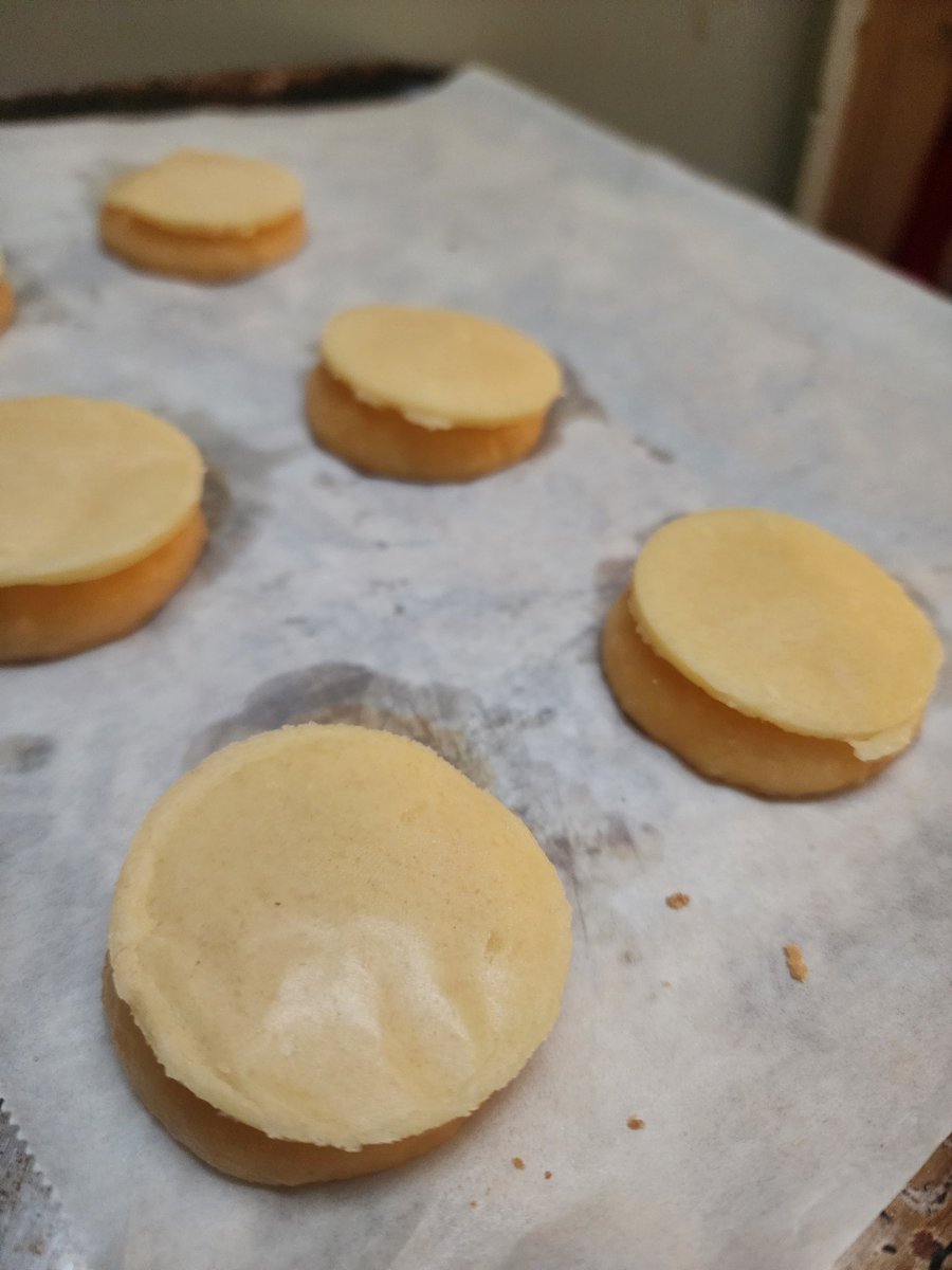 Habis bikin choux pastry. Enak bgtttt apalagi kalo habis dimasukin freezer sebentar. Seneng soalnya berhasil bikin choux nya mengembang plus kopong di tengah. Jadi krim isiannya bisa bener" full