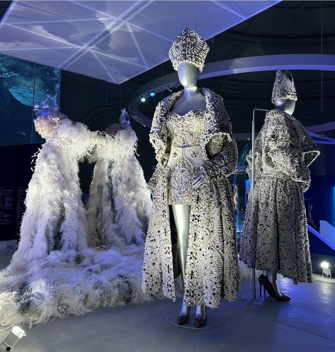 KBaileyCurator's tweet image. We said goodbye to DIVA ⁦@V_and_A⁩ yesterday before its world tour. Thank you to all the divas who made it possible. And everyone who has been on the journey, front of house teams ⁦@NETAPORTER⁩ Tonwelt. Last curator tour here with ⁦⁦⁦@DJTrevorNelson⁩ 🙏🤩