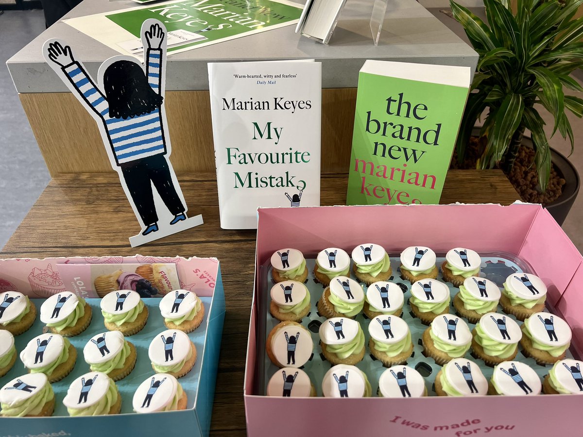 Happy happy publication to @MarianKeyes and her wonderful new novel #MyFavouriteMistake! This book is a total delight, packed full of love, life lessons, wisdom, warmth and a generous dollop of humour. Available now in all good bookshops 💚💙💚