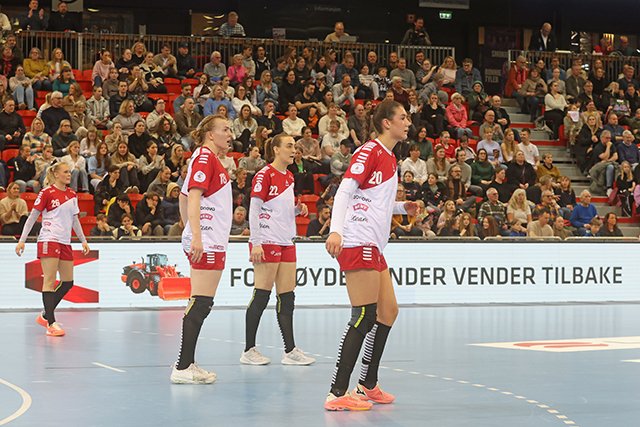 Larvik har scoret 976 mål hittil i alle turneringer denne sesongen. Kommer nummer 1000 mot Follo? Larvik møter Follo 18. april kl. 18.00.
#vierlarvik #håndballerbestihall #larvikstats