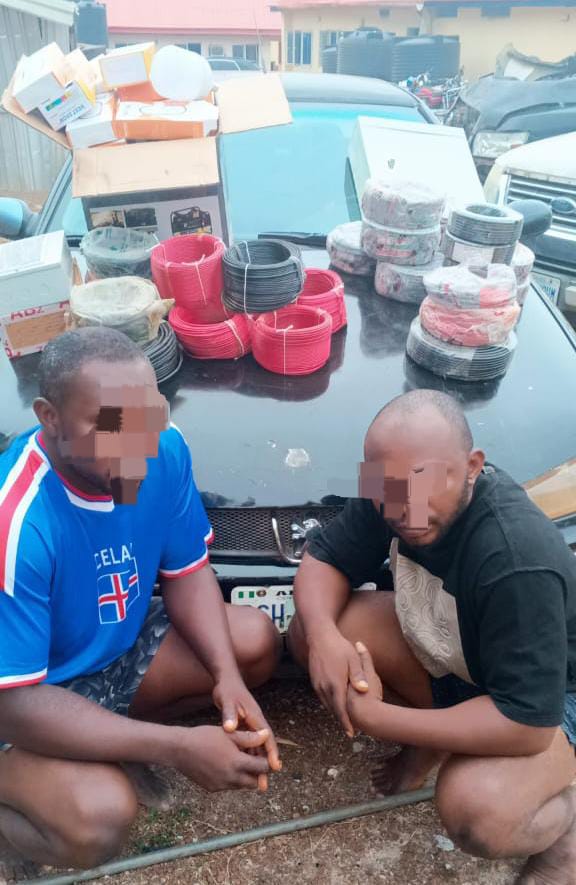 JUST IN: TWO ARRESTED IN ENUGU OVER THEFT AND DISTRIBUTION OF ELECTRICAL INSTALLATION ITEMS. On April 6th, Enugu's Independent Layout Division Police arrested Sunday Ogbodo, 38, of Akpugo, Nkanu West LGA, based on reliable information. Ogbodo was found in possession of various…