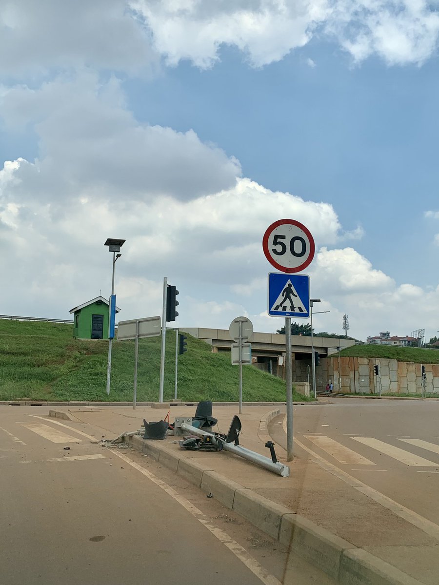 Vandalism, Recklessness or Madness?! When I saw this traffic light at Naalya intersection struck down many questions came to mind: Was there a pedestrian crossing the road? Which direction was this car driving? At what speed was it moving? Hope @UNRA_UG and @PoliceUg are…