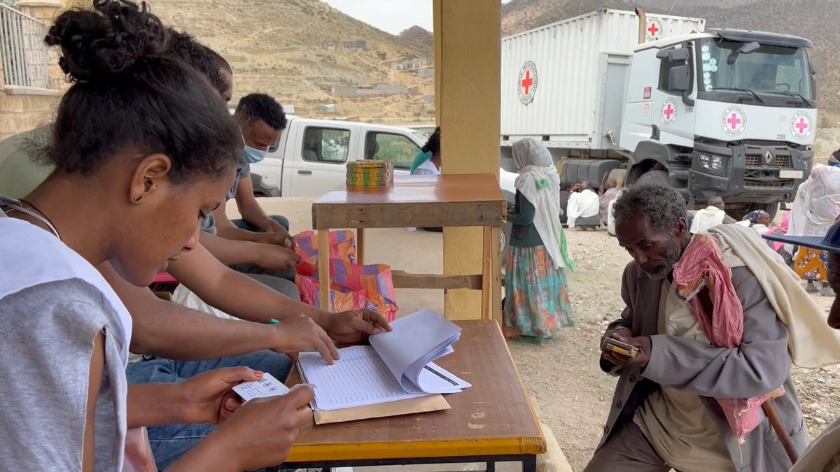 Supporting internally displaced people helps to meet their specific needs. @ICRC with @EthioRedCross distributed essential household items & cash to over 6,500 displaced individuals in Dowhan, Irob woreda, #Tigray region to improve their living conditions & cover daily expenses.