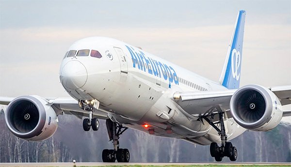 ℹ️ Air Europa operará hoy un vuelo entre Barcelona y Viru Viru (Santa Cruz de la Sierra, Bolivia) con Boeing 787-8. Aunque este verano El Prat tendrá una capacidad récord en lo que respecta a rutas de largo radio, Sudamérica es la asignatura pendiente para crecer aún más.