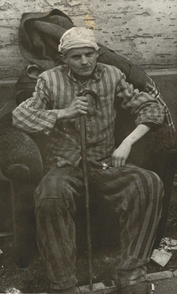 #OnThisDay in 1945, #Buchenwald concentration camp was liberated by the US Army. They found only a few hundred surviving prisoners remaining in the camp, mostly the sick or dying 📷 An unknown survivor sits in front of the Boelcke barracks after liberation, Nordhausen, 1945