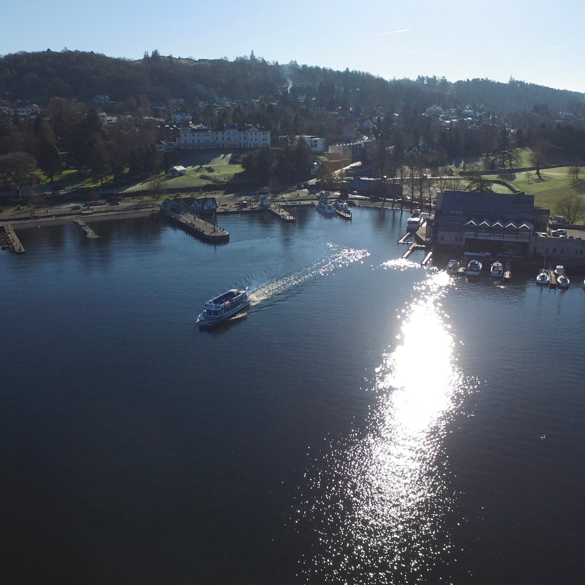 Sun-kissed moments on Lake Windermere, where every sparkle tells a story. ☀️ #Windermere #NatureLovers #NaturePhotography