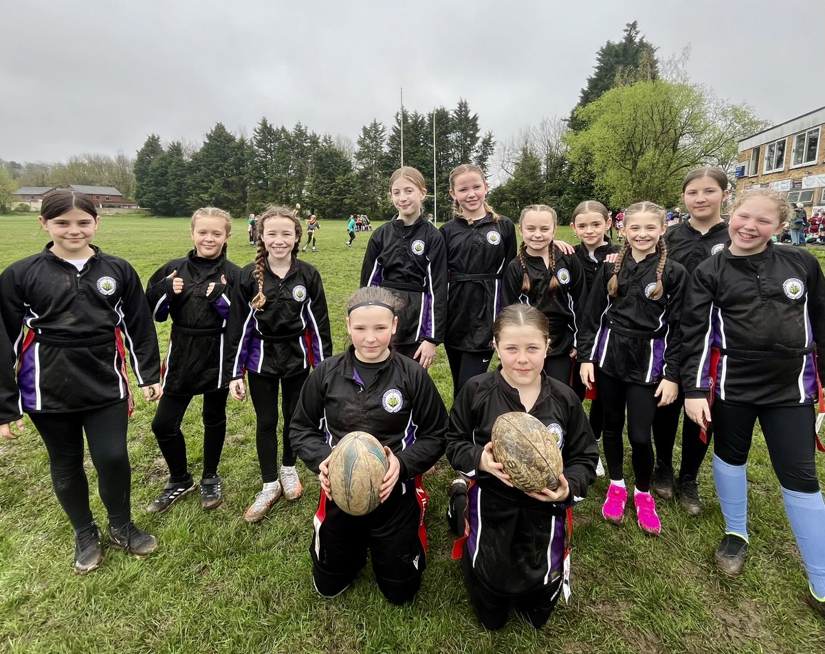 Merched Bl.6 yn barod ar gyfer twrnamaint rygbi tag! Year 6 girls ready for the tag rugby tournament! 🏉🏉🏉 @UrddCaerdyddFro @ygsantcurig1 @YGSC_Pennaeth @MissNWT123 @1MrMPrice