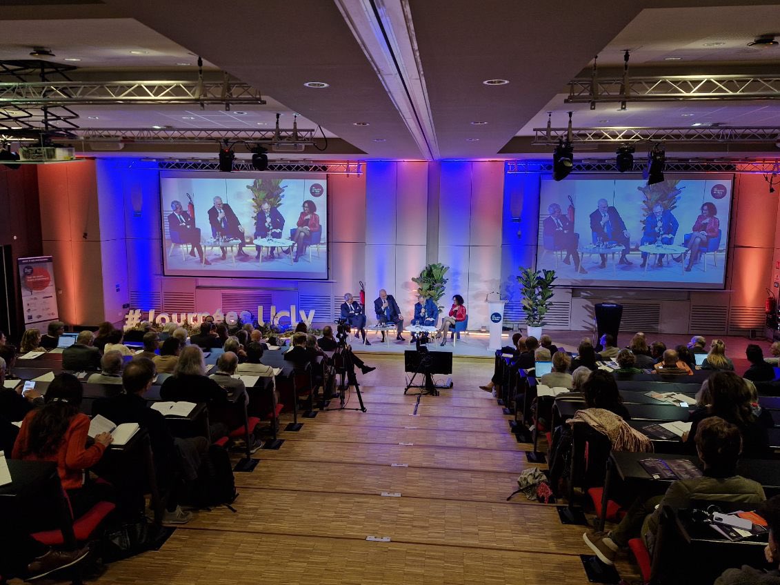 Ce matin, <a href="/LeCentre2024/">Le Centre</a> est représenté par <a href="/JCFromantin/">J-C Fromantin</a> aux journées de <a href="/ucly/">UCLy</a>.

L’occasion d’évoquer la fragilité de la démocratie et de nos institutions.