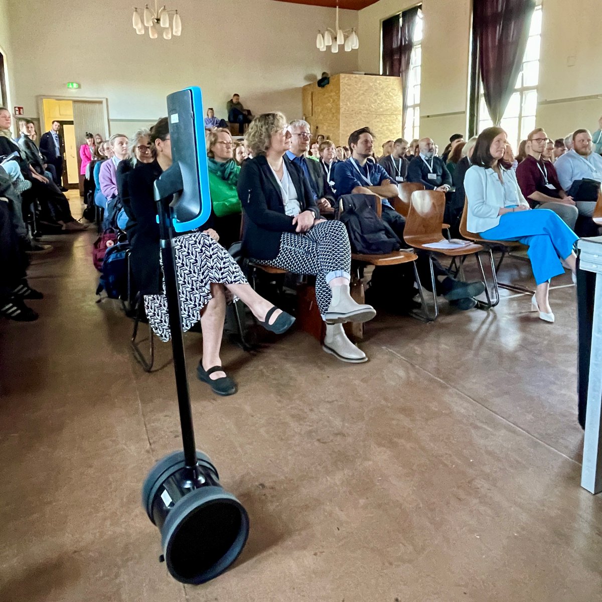 Bildung für eine digitale Welt: Die Schulen unseres Schulversuchs „Hybride Formen des Lehrens und Lernens“ teilen heute auf dem 3. Barcamp ihre Erfahrungen mit anderen Berliner Schulen. Senatorin Katharina Günther-Wünsch eröffnet die Veranstaltung in der Heinz-Brandt-Schule. 1/2