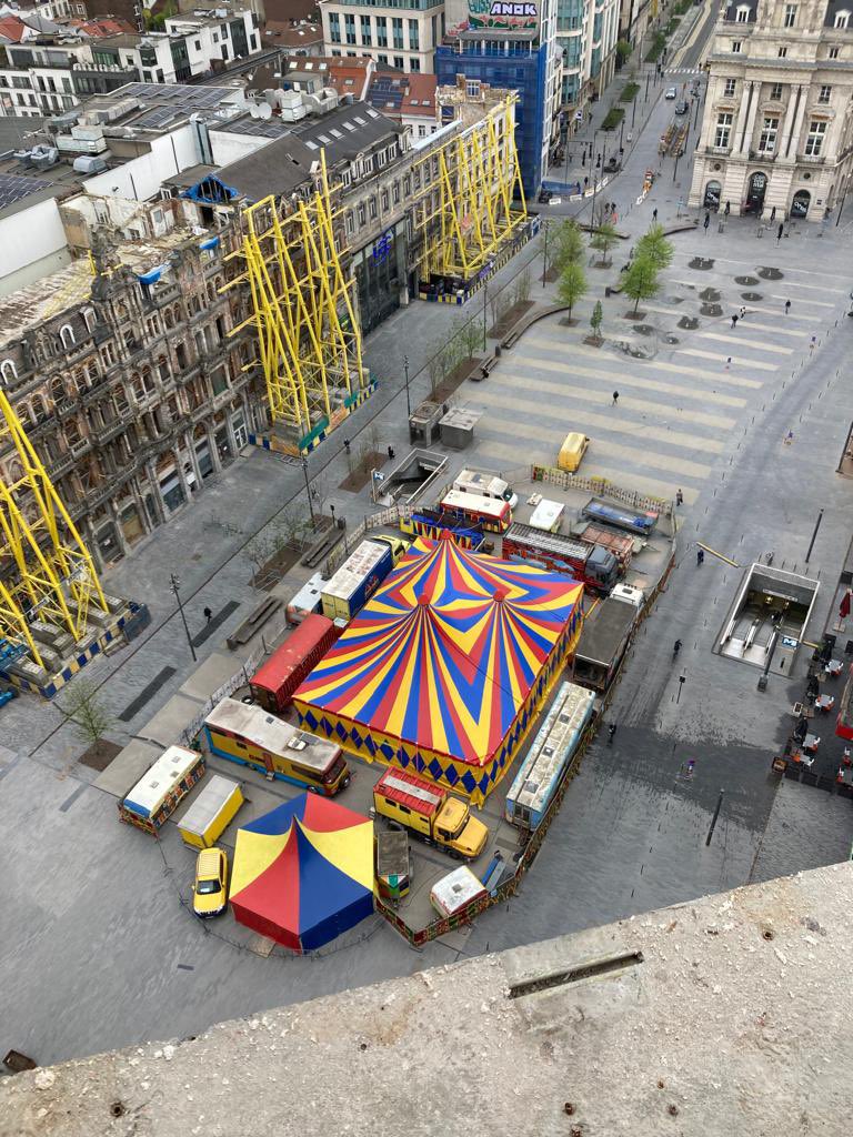 📸 about this morning at the awakening of the city: Brussels continues to amaze me every day. This photo embodies my work and passion for the city, with its diversity, construction sites, and events. #BXLmabelle 🎪🫶🌆🏗️ #cityview