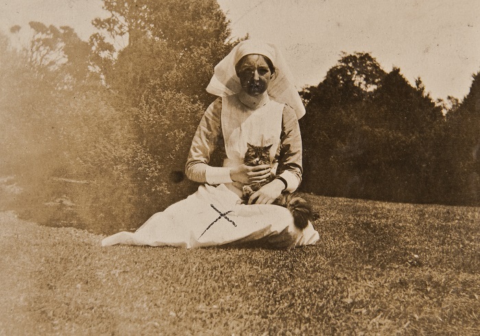 Here's Matron Annie Allan with a fantastic feline friend at Caldegrove VAD hospital during #WW1 - a purrrfect photo for #NationalPetDay