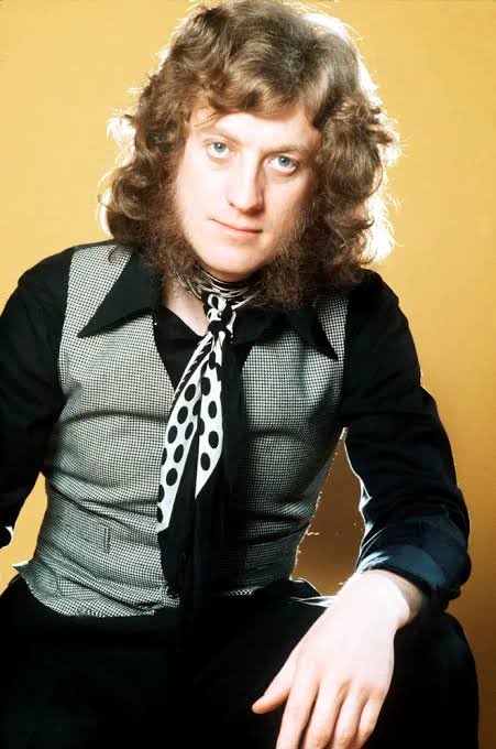 Peak Noddy Holder looking like Harry Enfield in a wig and false sideboards