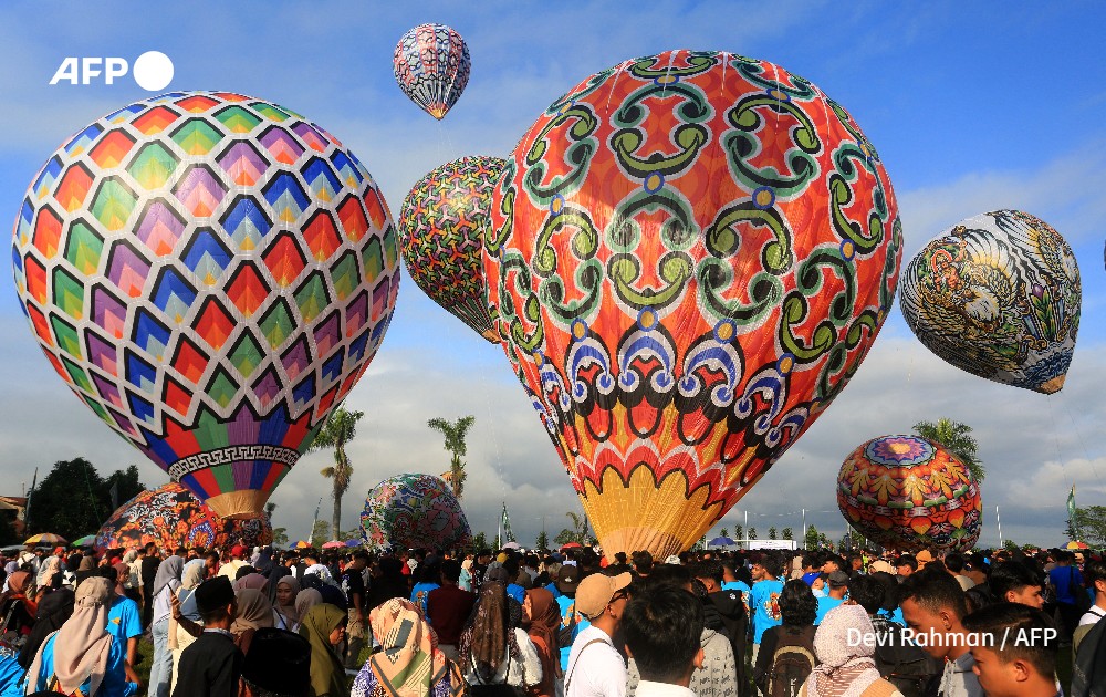 🎈 #jeudiphoto - Festival traditionnel de montgolfières en Indonésie : un événement annuel depuis 1950, pendant la fête de l'Aïd el-Fitr, célébrant la fin du Ramadan. 📸 Photos #AFP par Devi Rahman. #Ramadan #Ramadan2024 #AidElFitr