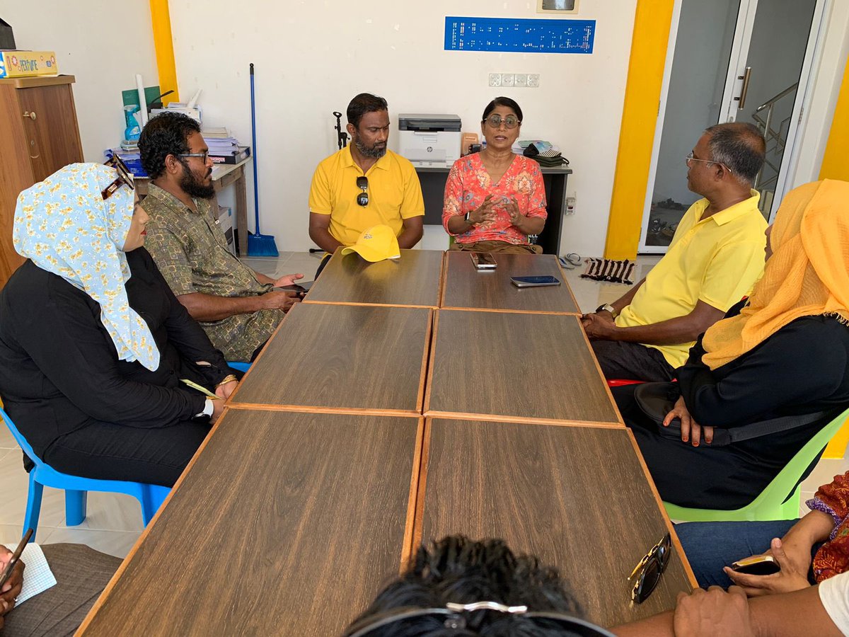 MDPSecretariat's tweet photo. މަޖިލިސް20 ނައިފަރު ދާއިރާއަށް ވާދަ ކުރައްވާ މިޕާޓީގެ ކެންޑިޑޭޓް @yaasy7 ގެ ކެންޕެއިން ޓީމް އާއި ކުރީގެ ޑިފެންސް މިނިސްޓަރ @MariyaDidi ބައްދަލު ކުރެއްވުން. 

މިސްރާބު ހަމަ މަގަށް އެޅުވުމަށް ނައިފަރު ދާއިރާ އެމްޑީޕީގެ ކެންޑިޑޭޓް އަޙްމަދު ޔާސިރު 7️⃣✅ އަށް ވޯޓު ދެއްވާ!  ⚖️ 

#VoteMDP
#MisraabuHamaMagah