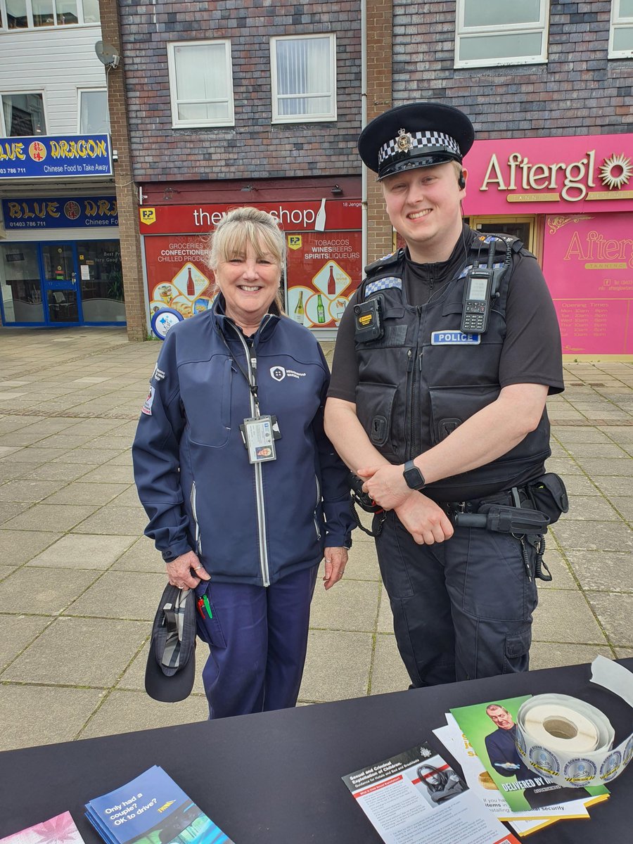 Officers were out in Jengers Mead on Monday, to provide a visible presence and engage with members from the local community. They were joined by the Billingshurst Neighbourhood Warden and appreciated the support and visits by residents and shoppers. 👮‍♂️ 42977 👮‍♂️ EB515