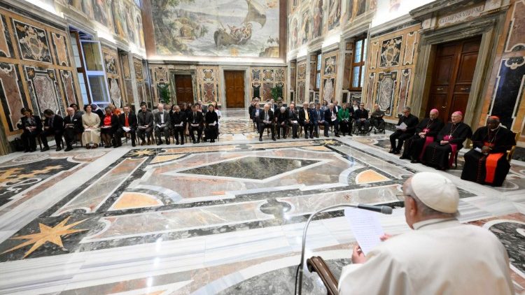 #PapaFrancesco ai partecipanti alla plenaria della @CasinaPioIV : bisogna sviluppare la 'cultura dell'inclusione' contro il pericolo di considerare un' peso' i nascituri con disabilità o gli anziani in fase finale. #VaticanNewsIt vaticannews.va/it/papa/news/2…