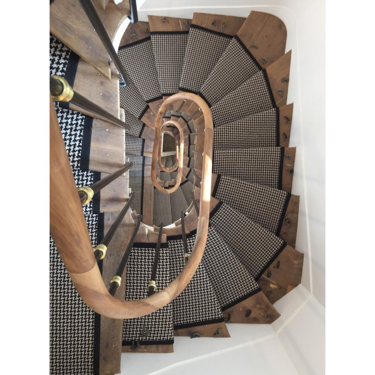 So effortlessly stylish! This taped #Houndstooth runner complements these beautiful stairs perfectly. 👌
#hartleytissier #hartleyandtissier #madeinengland #designedinfrance #flatweave #wool #carpet #stairrunner #rug #interiordesign #staircase #flooring #woodenstairs #staircarpet