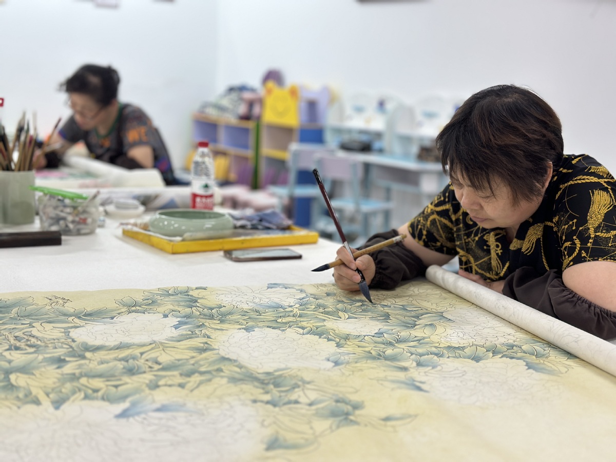 #Peony flowers, peony derivative products, and you thought it was over? WRONG! The peony industry in Heze, #Shandong, also extends to peony-themed #art. In the city's Juye county, more than 20,000 people, mostly farmers, are involved in the painting industry. Their fine brushwork…