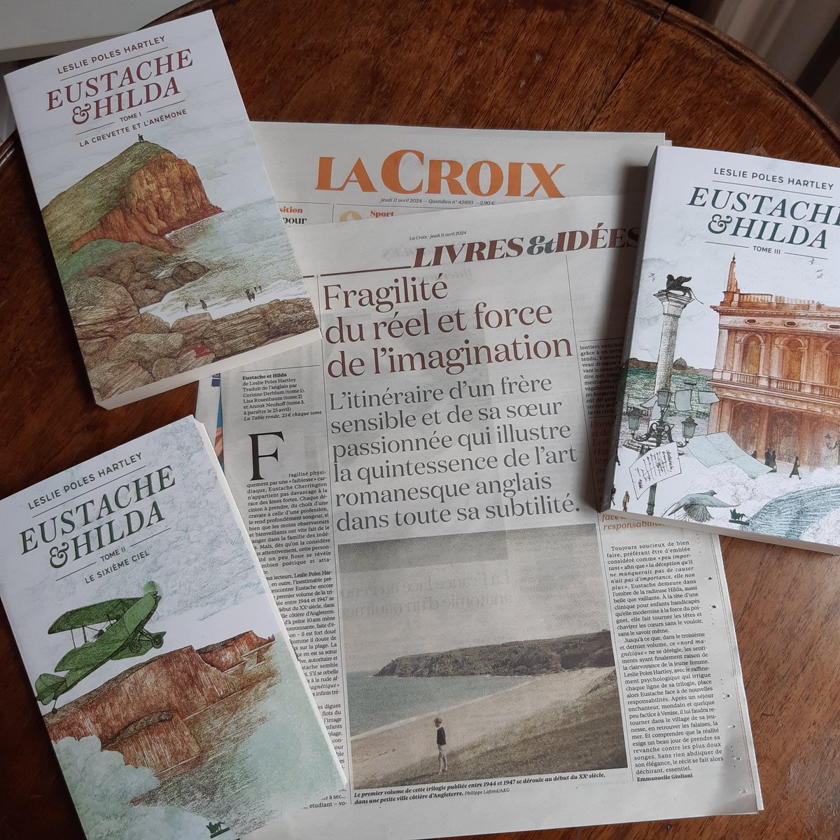 'La quintessence de l'art romanesque anglais dans toute sa subtilité' : Emmanuelle Giuliani a trouvé les mots justes pour qualifier la trilogie 'Eustache & Hilda' de L.P. Hartley qui fait l'ouverture du cahier livres de @LaCroix aujourd'hui.