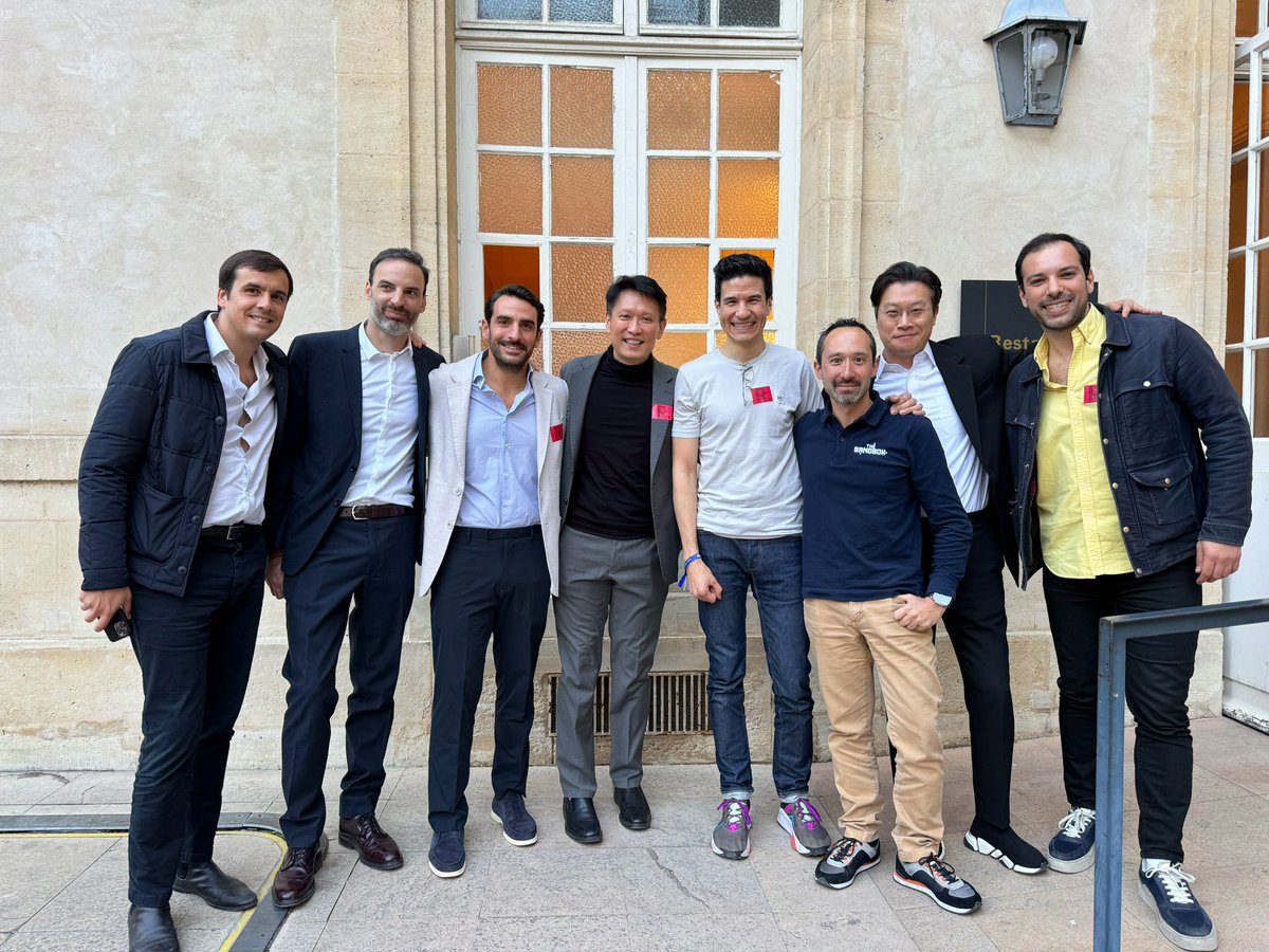 Last night, @Dogami invited us for a visit of the 🇫🇷 french senate - and had amazing guests with me @_RichardTeng @binance @viewfromhk @animocabrands @XAngeVC @Adrienmag2 @KrisDayne @Dogami @bilalelalamy @PyraTzLabs @sebastienborget @TheSandboxGame 💙