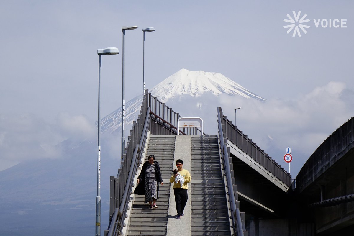'ภู​เขาไฟฟูจิ' ในวันอากาศสดใส จาก จ.ยามานาชิ และ จ.ชิซุโอกะ แหล่งชมวิวภูเขา​ไฟฟูจิ​ที่นักท่องเที่ยว​นิยมมาเยือน

โดยช่วง​นี้ดอกซากุระกำลังบานหลังเข้าสู่ฤดู​ใบไม้​ผลิ ญี่ปุ่น​ยังคงเป็นประเทศที่คนไทยนิยมไปเที่ยวเป็นลำดับต้น ปัจจุบันญี่ปุ่น​ให้ฟรีวีซ่าสำหรับนักท่องเที่ยว​ไทย 15 วัน