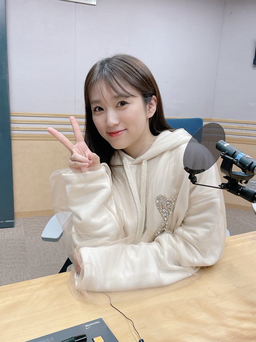 ponponi8's tweet photo. 矢吹奈子ちゃん着用のAMI PARISのパーカーかわいい...キラキラのビジューとチュール付き🤍💛 https://t.co/IQoIyzzDss