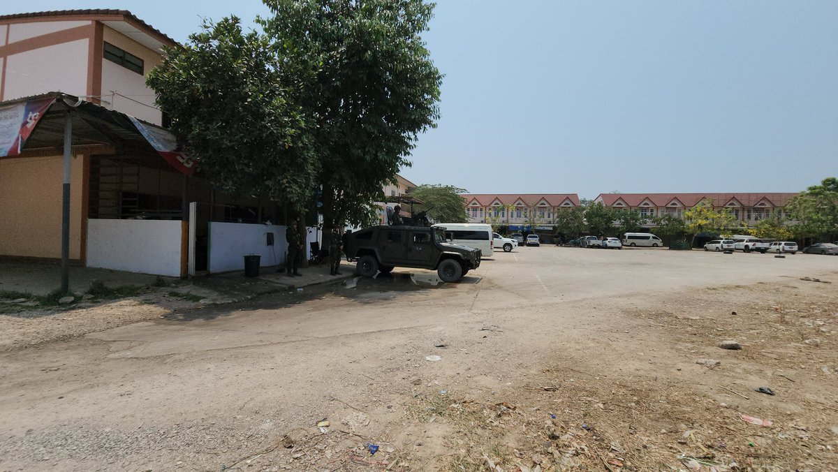 MayWongST's tweet photo. At #Thai-#Myanmar Friendship Bridge 1 connected to #Myawaddy town that's been captured from #militarycoup regime by #KNU/#KNLA/resistance forces, bridge remains open for crossings. But Thais have deployed more soldiers to safeguard Thai territory #WhatsHappeninglnMyanmar https://t.co/XyI7lvPz2l