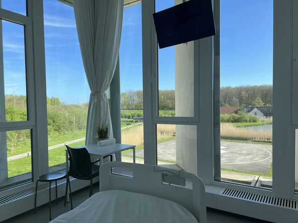 daveallegaert's tweet photo. Mocht er een prijs bestaan voor de #ziekenhuis kamer met het mooiste uitzicht, dan was deze van geriatrie 4 toch een kanshebber lijkt me!
#healingenvironment #zorg #helihaven #huisvanbeweging #natuuropvoorschrift #wandelpaden #stadsgroen #Kortrijk #roomwithaview @azgroeninge https://t.co/89a3hsXRPm