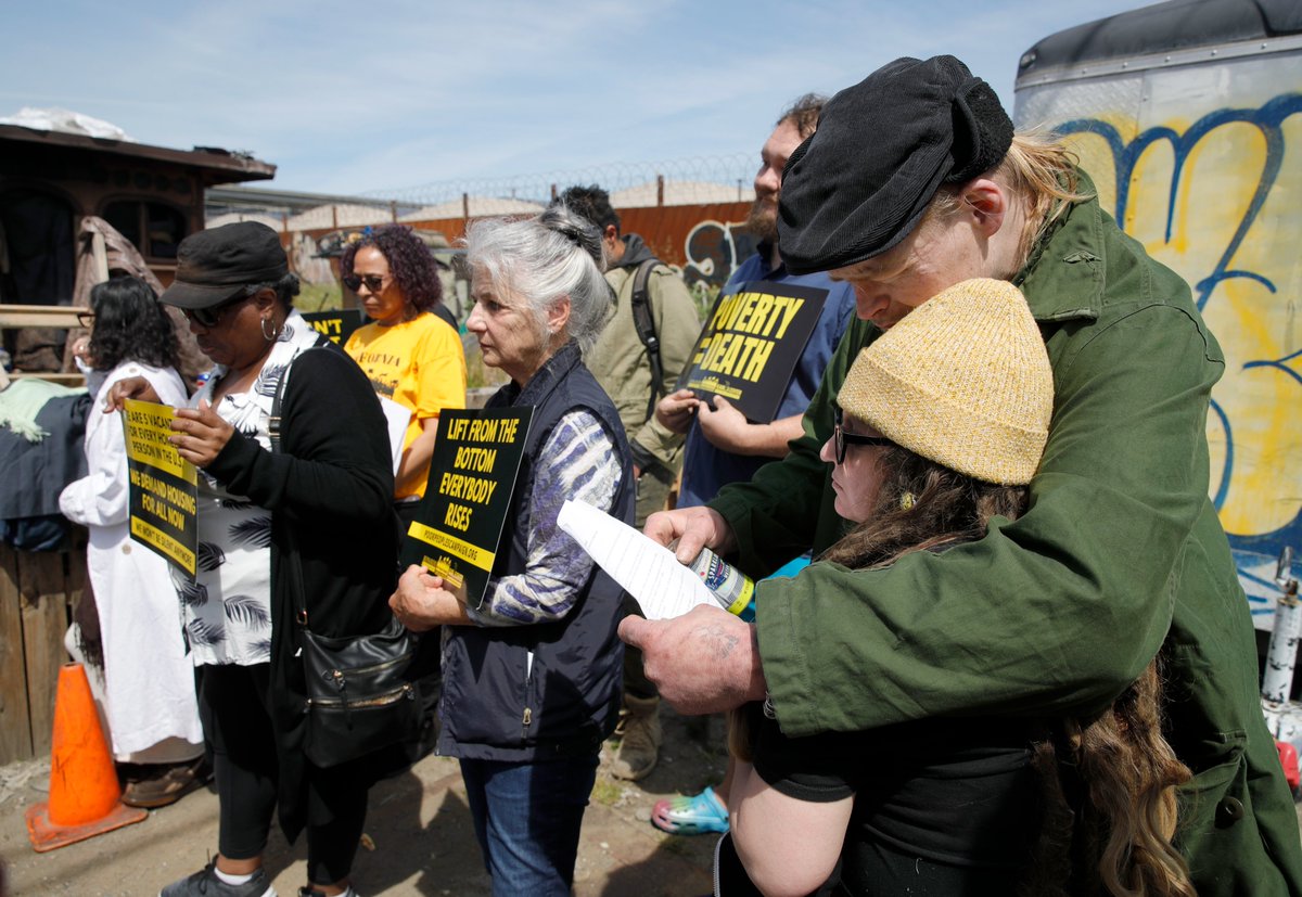 See more of my pics from today's event. Oakland: Former Wood Street encampment residents commemorate year anniversary of sweeps eastbaytimes.com/2024/04/10/oak… #oakland #woodstreet #homeless #unhoused @OakTribNews @EastBayTimes