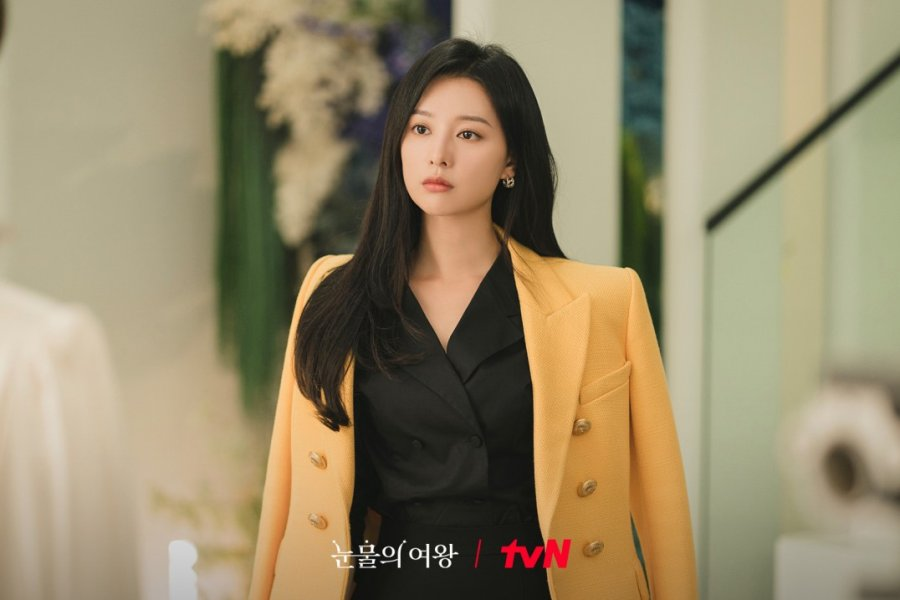 KDramaHandle's tweet photo. #KimJiWon's 2 major changes that led to her stunning transformation in #QueenOfTears from her past roles in #DescendantsOfTheSun #FightMyWay and #MyLiberationNotes.
1. From Straight Eyebrows to Arched Eyebrows.
2. Slimmed Down Jawline
#김지원 #눈물의여왕 #쌈마이웨이 #나의해방일지 #태양의후예