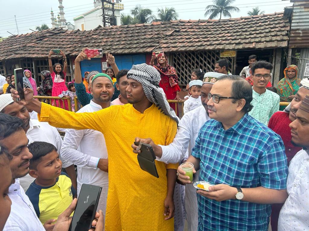 ঈদের শুভেচ্ছা। হলদিয়ার ব্রজলালচক। পূর্ব মেদিনীপুর।