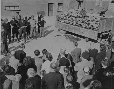11.April 1945
US-Truppen befreien das 
KZ Buchenwald bei Weimar & 
KZ Mittelbau-Dora/Nordhausen
Über 80.000 Menschen kamen in den beiden KZ's ums Leben
Auf dem Bild: Einwohner von Weimar werden von US-Tuppen gezwungen die Leichenberge in Buchenwald zu besichtigen.
KEIN VERGESSEN!