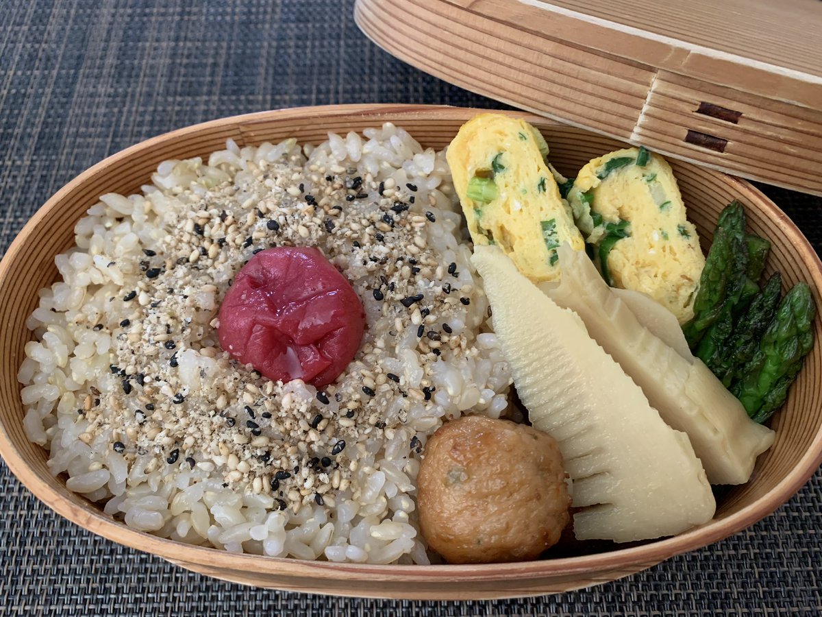 Good afternoon friends .

I always forget to do homework, and I remember I haven’t done homework every Thursday.

I remember now.

I do homework at my office .

Today’s obento (lunch)
“Tamagoyaki”
“Bamboo shoots”
“Asparagus”
“Chicken balls” and 
“Umeboshi”

#japanesefood
#Japan
