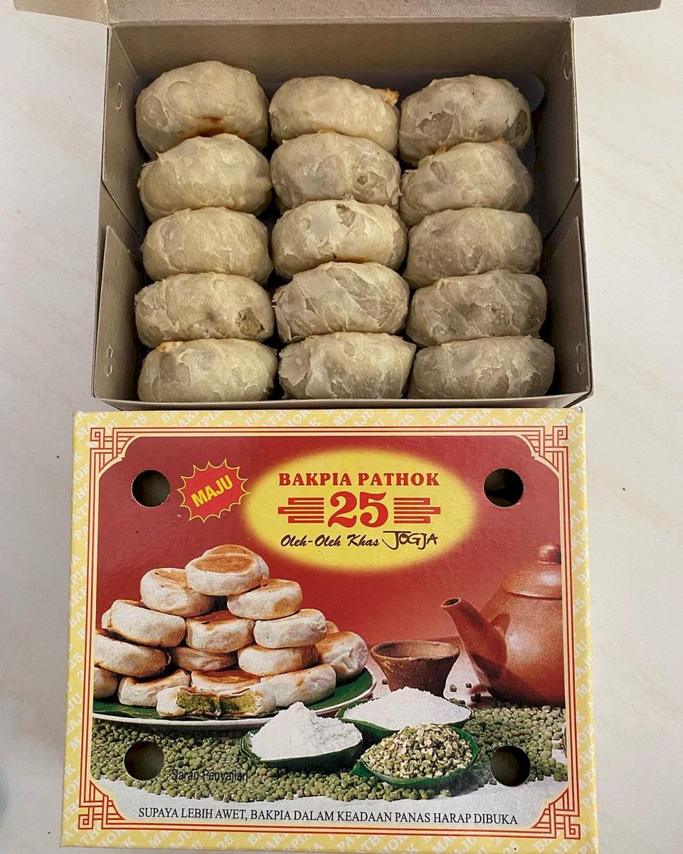 "Walah... Terima kasih ya, Abi~! Kemarin wis pulang kampung, ta? Saya sama Tari juga baru balik sini.

Selamat Hari Raya Idulfitri, minal aidin wal faizin. Mohon maaf lahir dan batin juga ya, Bi. Saya juga bawa oleh-oleh buat kamu. Semoga suka~"