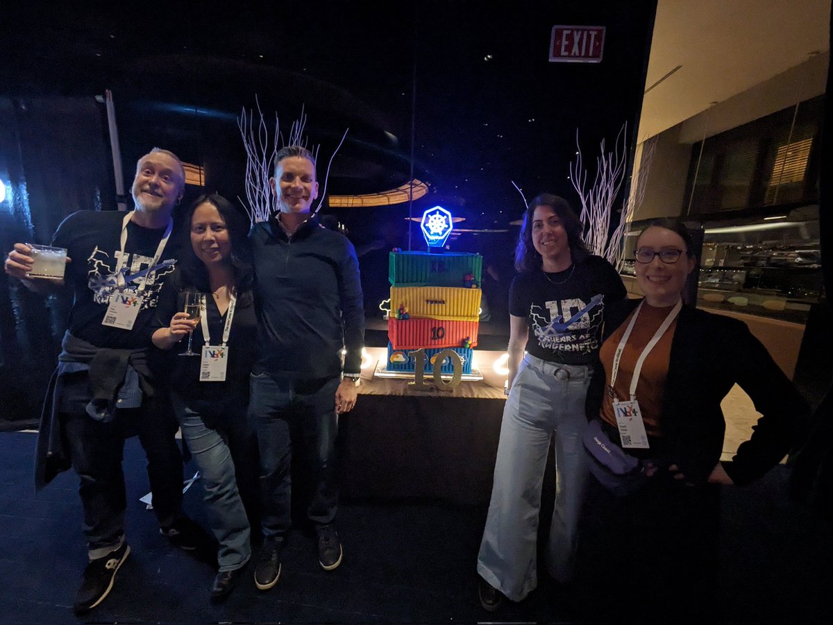 The #k8sturns10 party at #GoogleCloudNext is amazing! Such wonderful friends, and THAT CAKE!! So cool to get to hang out with the incredible @thockin, @dbradstock, @GoldbergChen, and @dawnchenx!!