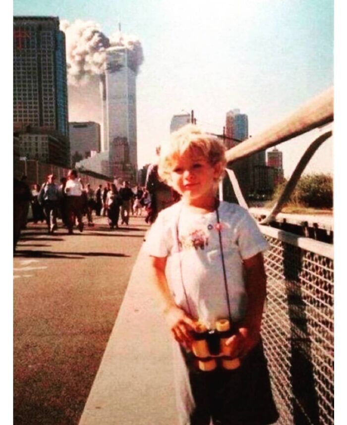 @RelatocuriosoK Un niño posando en el momento justo en que un avión se estrella contra las Torres Gemelas...Nueva York....11 de Septiembre de 2001