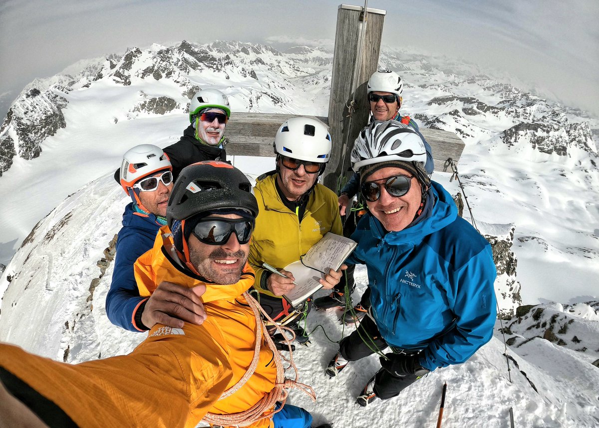 En la cima del Piz Buin 3.312 m tras un dia de esos que hacen aficion. Una jornada larga e intensa en el que también ascendimos el Silvretta Egghorn ⛰️, recorrimos 18 km-casi todos en glaciar 🧊- e hicimos 1.350 m de desnivel para llegar al refugio suizo de Silvretta Hute 🏠