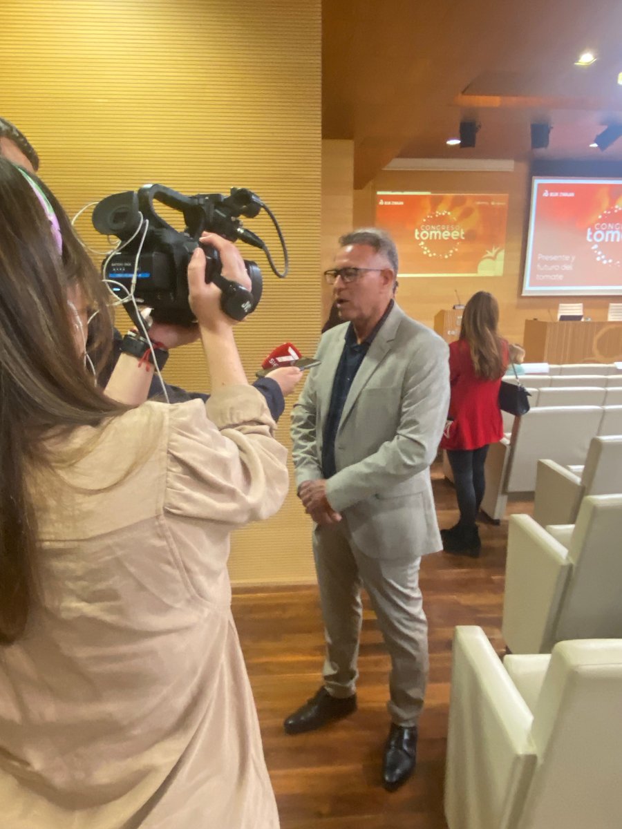 Algunos de los momentos vividos en el #CongresoTomeet de @rijkzwaanes en la Casa de las Mariposas 🦋 de #Almería 🍅 El programa se dividió en 3️⃣ completas secciones donde el #tomate fue el protagonista primordial.

¡Gracias a todos los asistentes! <a href="/Coexphal/">Coexphal</a> <a href="/Cajamar/">Grupo Cajamar</a>