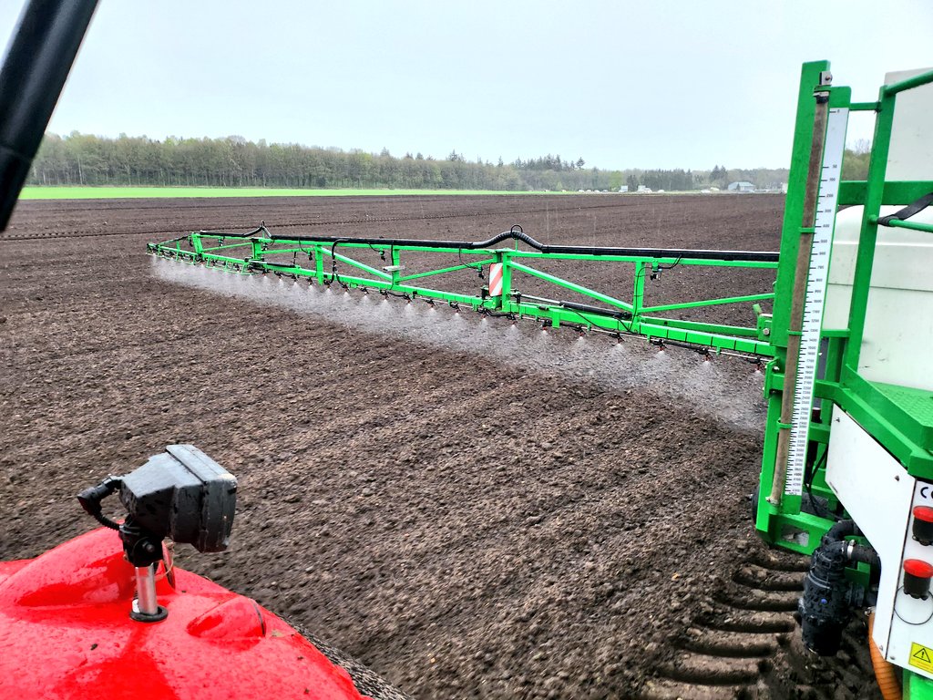 In de regen en net voordat de Rundveemest wordt geïnjecteerd passen we Vizura toe. Dit geeft een betere stikstofbenutting, minder uitspoeling en minder lachgas emissie. En ook 11 procent meer aardappelzetmeel van een hectare. #akker #verduurzaming