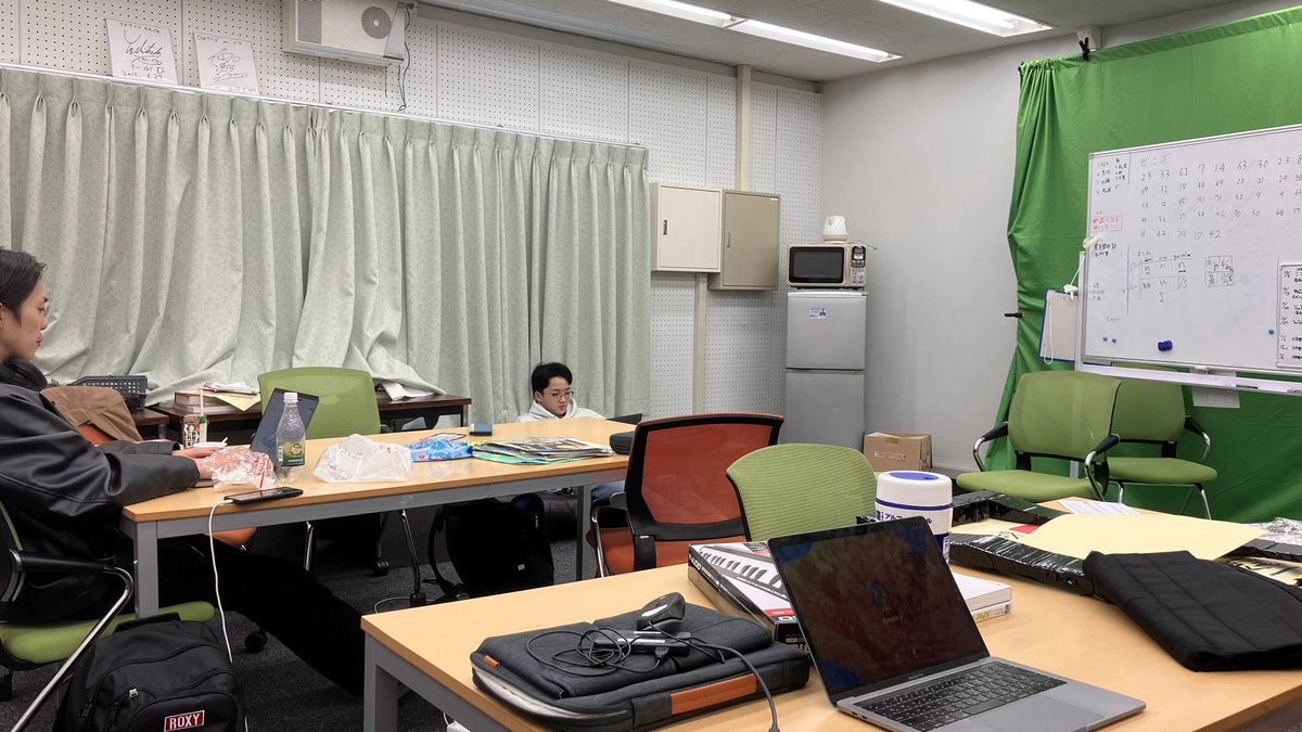 outv_handai's tweet photo. 映像制作サークルOUT+Vです！ついに明日は第1回新歓！たくさんの新入生をお待ちしております。予めこの投稿にリプライを頂けるとありがたいです！

日程 4/12,4/19 19:00～
集合場所 豊中キャンパス 郵便局前
活動内容 1分程度の動画を撮影、編集

入会すればこんなに広い部室をいつでも使えます！ https://t.co/jkx17rJVcj
