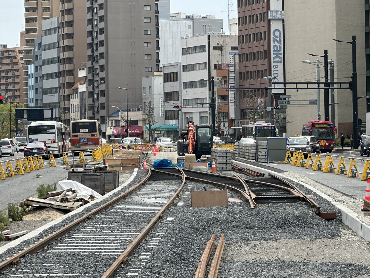 軌道工事が進む広島電鉄の駅前大橋線！！
大きな橋桁のパーツが登場しました。
恐らく緑色の仮設の鉄骨上で橋桁が組み立てられ、送り出し工法で道路上へ架橋されるのではないかと思います！
京橋町や稲荷町では線路敷設が続いてます。