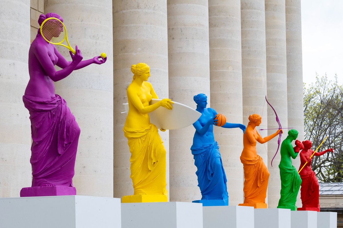 #VenusdeMilo, one of the Louvre's most popular attractions, was 'transformed' to honor the #OlympicGames; six different versions of the 2nd century BC masterpiece adorn the columned portico of the French Parliament. Source: @HellenicOlympic Committee