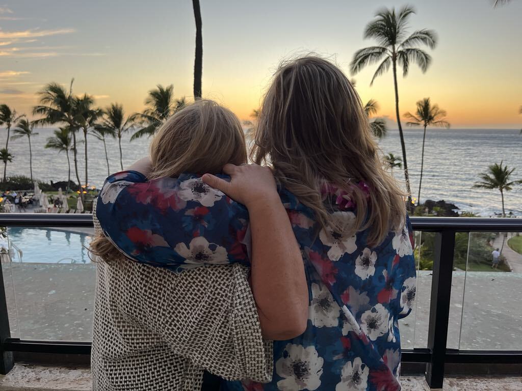 Sister trip to Hawaii!!! Happy National Siblings Day! #sistertrip #mauisunset