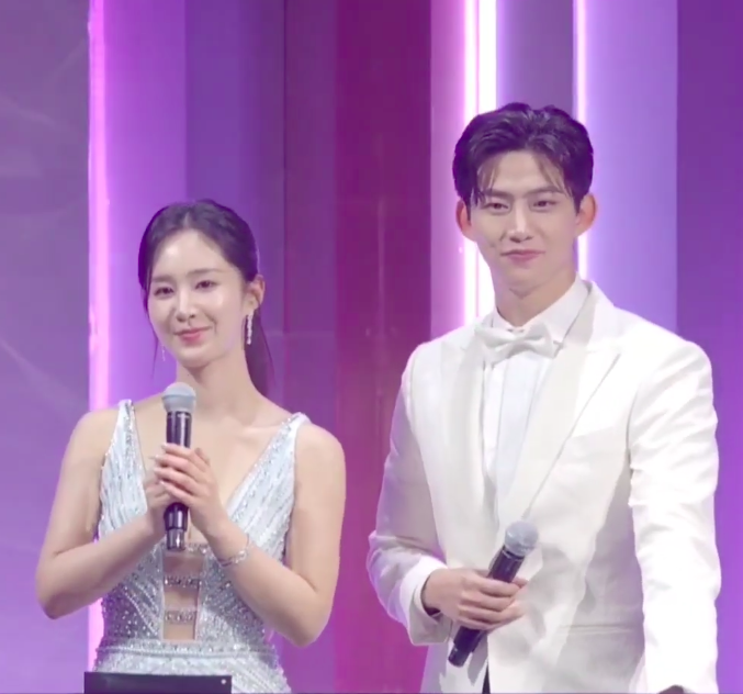 dorkyuri's tweet photo. did yul take off her heels near the end 👠
she was so tiny 🥺 https://t.co/M7PHfwMR5e