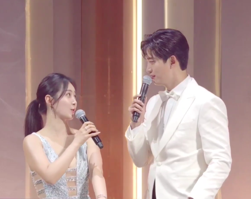 dorkyuri's tweet photo. did yul take off her heels near the end 👠
she was so tiny 🥺 https://t.co/M7PHfwMR5e